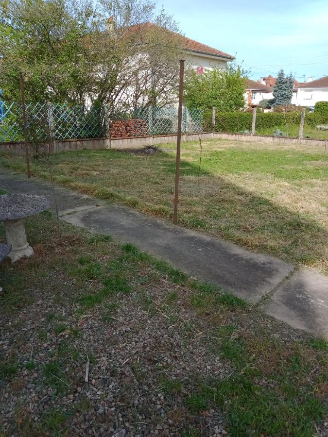 Maison Entiere Avec Parking, Garage Et Jardin Montluçon Dış mekan fotoğraf